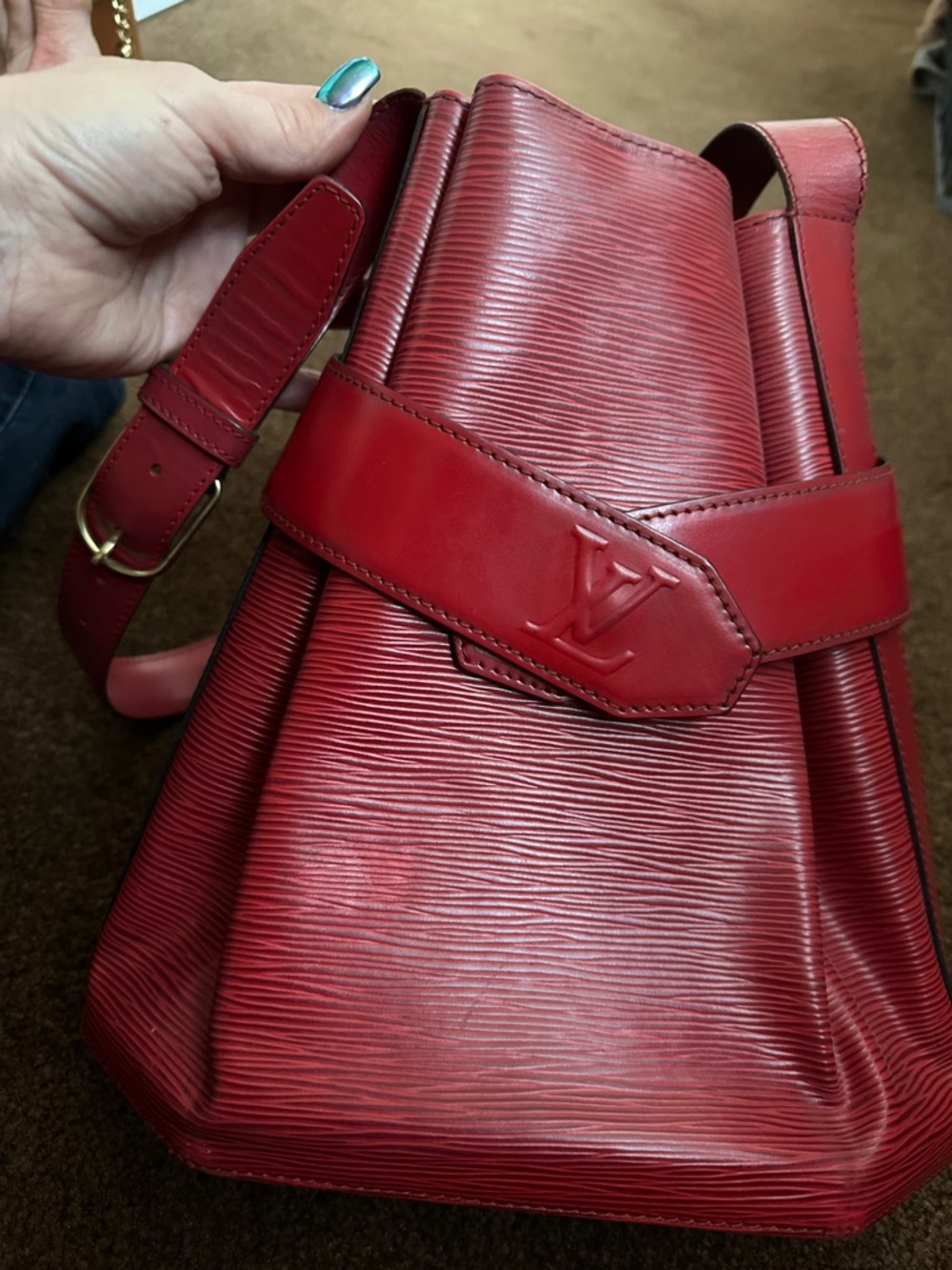 Pre owned LOUIS VUITTON Epi Sac D'Epaule Castillan in Red.